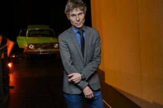 Le réalisateur Lionel Baier pose dans le décor de la pièce de théâtre "Foucault en Californie", qu'il met en scène au Théâtre de Vidy à Lausanne, en adaptant le livre de Simeon Wade. La première a lieu vendredi soir.